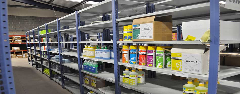 Estanterías metálicas en Barcelona para productos de limpieza en barcelona